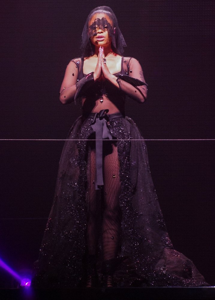 Nicki Minaj Performs Live on The European Leg of The Pinkprint Tour