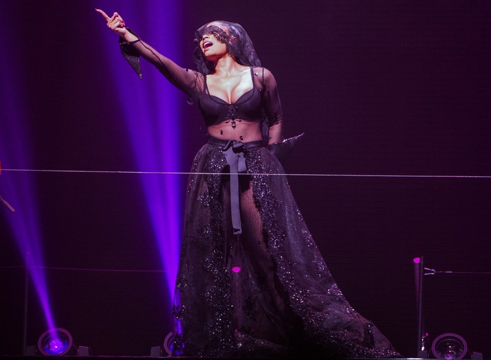 Nicki Minaj Performs Live on The European Leg of The Pinkprint Tour