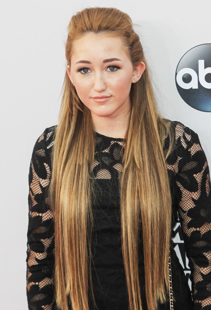 Noah Cyrus / Noah Cyrus Billboard Power 100 Celebration in West