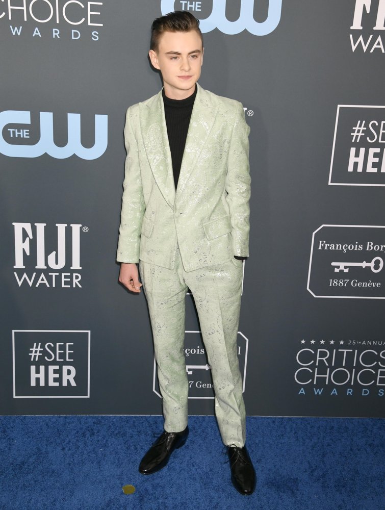 noah schnapp sweatpants