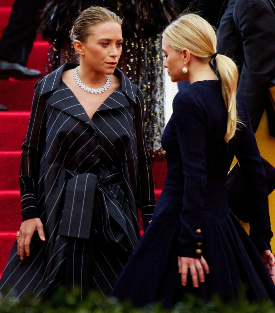 Mary-Kate Olsen;Ashley Olsen;<br>Charles James: Beyond Fashion Costume Institute Gala - Arrivals