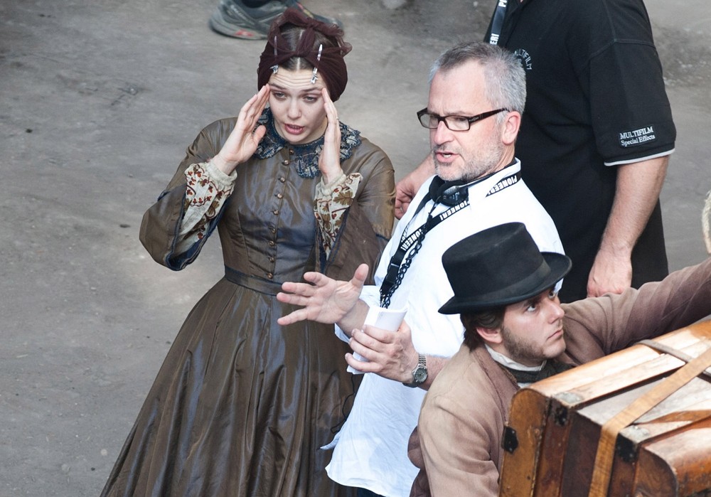 Elizabeth Olsen;Charlie Stratton;<br>Actors on The Set of Therese Raquin Filming on Location