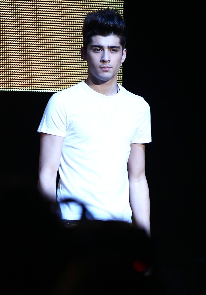 Zayn Malik Picture 10 One Direction Perform Live For The Theatre