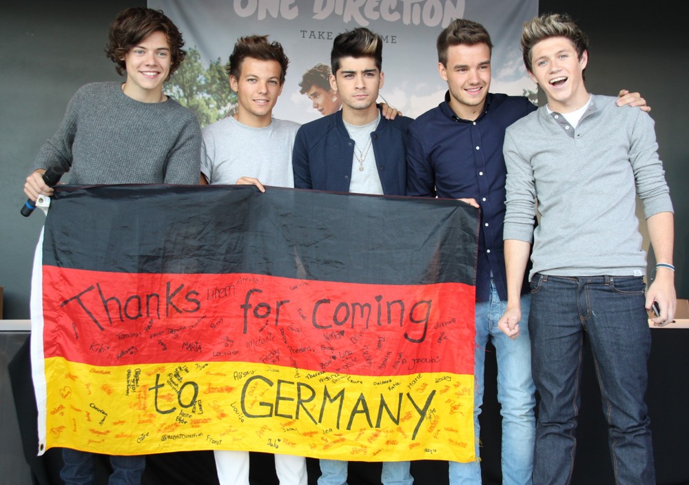 One Direction;<br>One Direction Signing Autographs