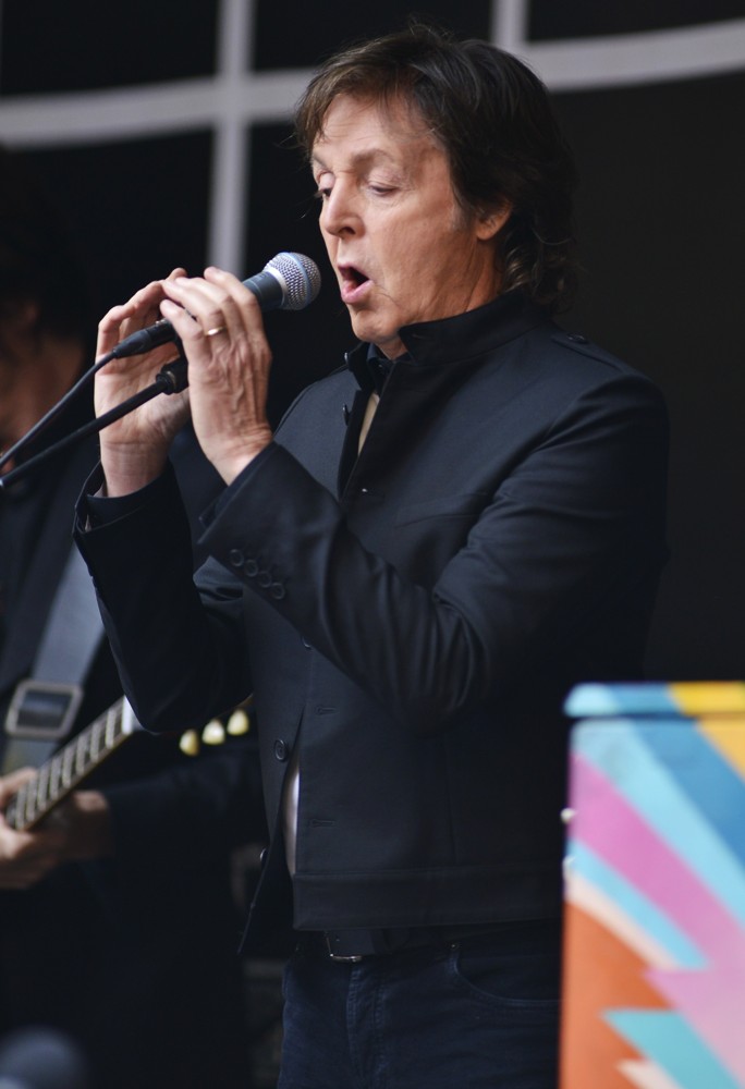 Paul McCartney;<br>Paul McCartney Does A Popup Concert