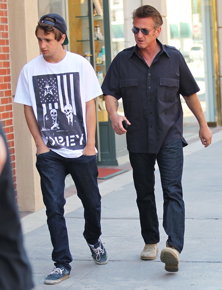 Hopper Penn;Sean Penn;<br>Sean Penn Arriving at A Medical Centre