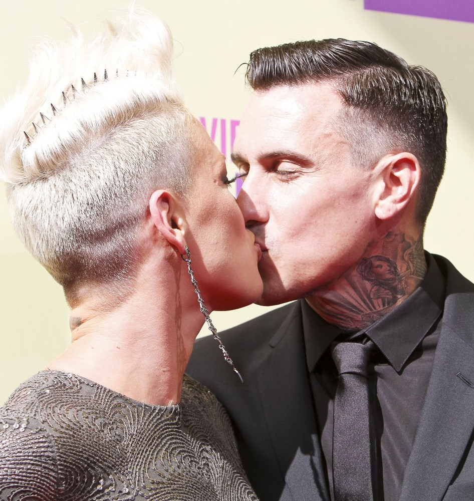 Pink;Carey Hart;<br>2012 MTV Video Music Awards - Arrivals