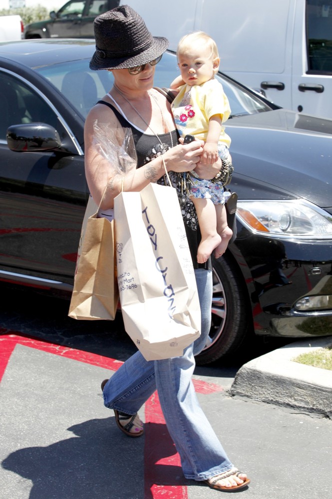 Pink;Willow Hart;<br>Pink and Willow Hart Leaving The Malibu Cross Creek Mall