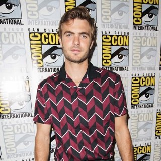 Alex Roe