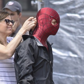 Andrew Garfield Gets into Character as He Films Scenes for The Amazing Spiderman 2