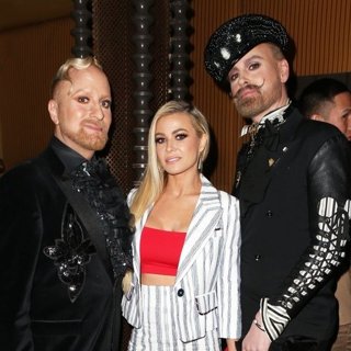 Gregory Arlt, Carmen Electra in 2019 Hollywood Beauty Awards - Backstage