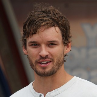 Austin Nichols in Surfrider Foundation's 5th Annual Celebrity Expression Session