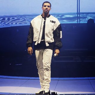 Drake Sends Internet Into Meltdown With His Enormous Bulge