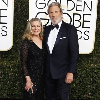 Susan Geston, Jeff Bridges in 74th Golden Globe Awards - Arrivals