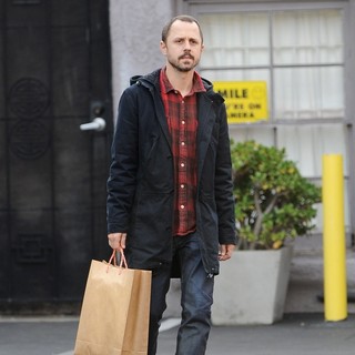 Giovanni Ribisi Does His Last Minute Shopping