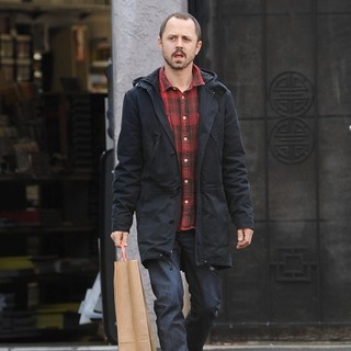 Giovanni Ribisi Does His Last Minute Shopping