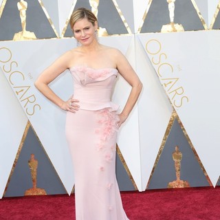 Jennifer Jason Leigh in 88th Annual Academy Awards - Red Carpet Arrivals