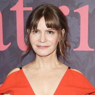 Jennifer Jason Leigh
