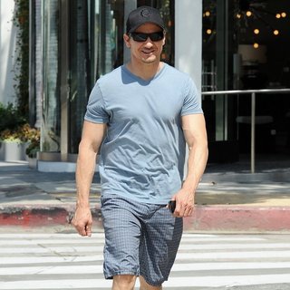 jeremy renner swimsuit jeremy renner pictures with high quality photos jeremy renner swimsuit jeremy renner pictures with high quality photos