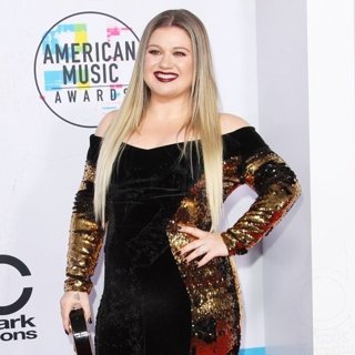 Kelly Clarkson Pictures, Latest News, Videos and Dating Gossips