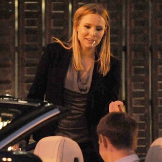 Kristen Bell Films Late Night Scenes for Veronica Mars