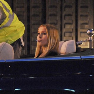 Kristen Bell Films Late Night Scenes for Veronica Mars