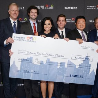 Demi Lovato, Rob Thomas, Tony Bennett in Samsung Hope for Children Gala 2015 - Red Carpet Arrivals