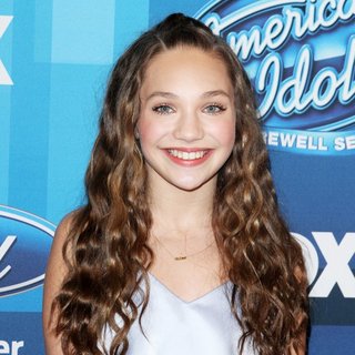 Maddie Ziegler in American Idol Finale for The Farewell Season - Red Carpet Arrivals