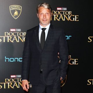 Premiere of Disney and Marvel Studios' Doctor Strange - Arrivals