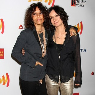 Linda Perry, Sara Gilbert in The 23rd Annual GLAAD Media Awards