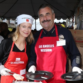 Laura Regan, Charlie Beck in 2015 Los Angeles Mission Thanksgiving Meal for The Homeless