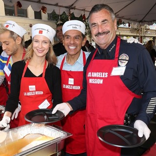 Laura Regan, Antonio Villaraigosa, Charlie Beck in 2015 Los Angeles Mission Thanksgiving Meal for The Homeless