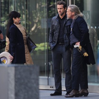 Mary-Louise Parker, Ryan Reynolds, Jeff Bridges in Filming Scenes for The Movie R.I.P.D.
