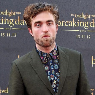 Robert Pattinson Promotes The Twilight Saga's Breaking Dawn Part II