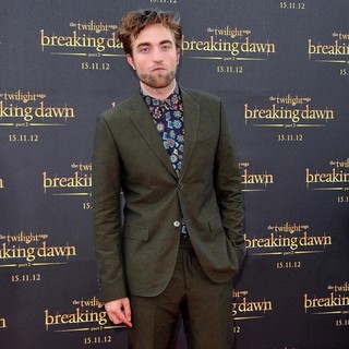 Robert Pattinson Promotes The Twilight Saga's Breaking Dawn Part II