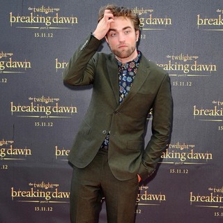 Robert Pattinson Promotes The Twilight Saga's Breaking Dawn Part II