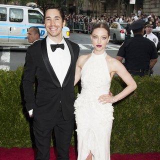Justin Long, Amanda Seyfried in China: Through The Looking Glass Costume Institute Benefit Gala - Red Carpet Arrivals
