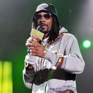 Snoop Dogg in Snoop Dogg Debuts Performing Live on Stage at City Sound Milano Festival