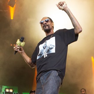 Snoop Dogg in Snoop Dogg Performs Live