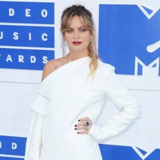 Tove Lo in 2016 MTV Video Music Awards - Red Carpet Arrivals