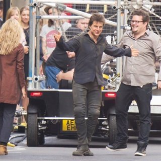 Tom Cruise and Annabelle Wallis Are Spotted Filming The Mummy