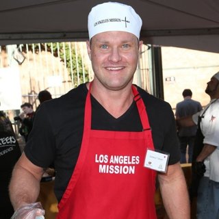 Zachery Ty Bryan in 2016 Los Angeles Mission Thanksgiving Meal for The Homeless