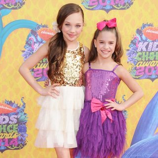 Maddie Ziegler, Mackenzie Ziegler in Nickelodeon's 27th Annual Kids' Choice Awards - Arrivals