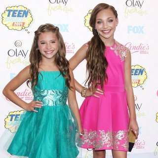 Mackenzie Ziegler, Maddie Ziegler in Teen Choice Awards 2014 - Arrivals