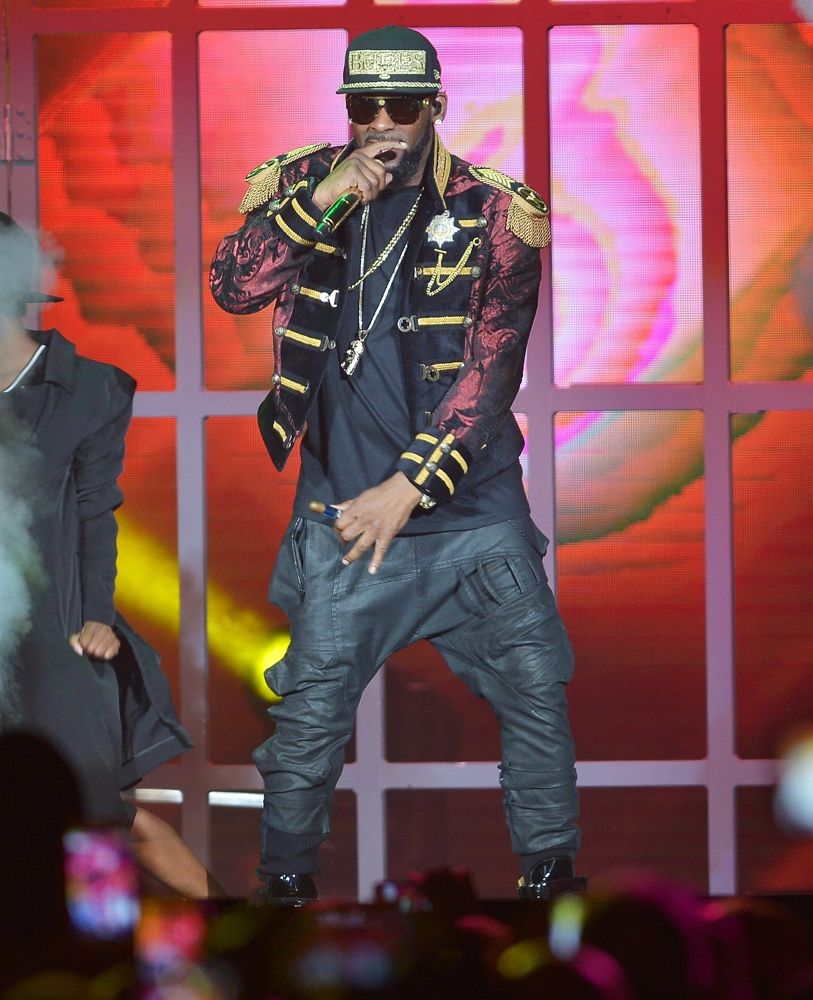 R. Kelly Picture 1796 - R. Kelly Performs Live in Concert During His ...