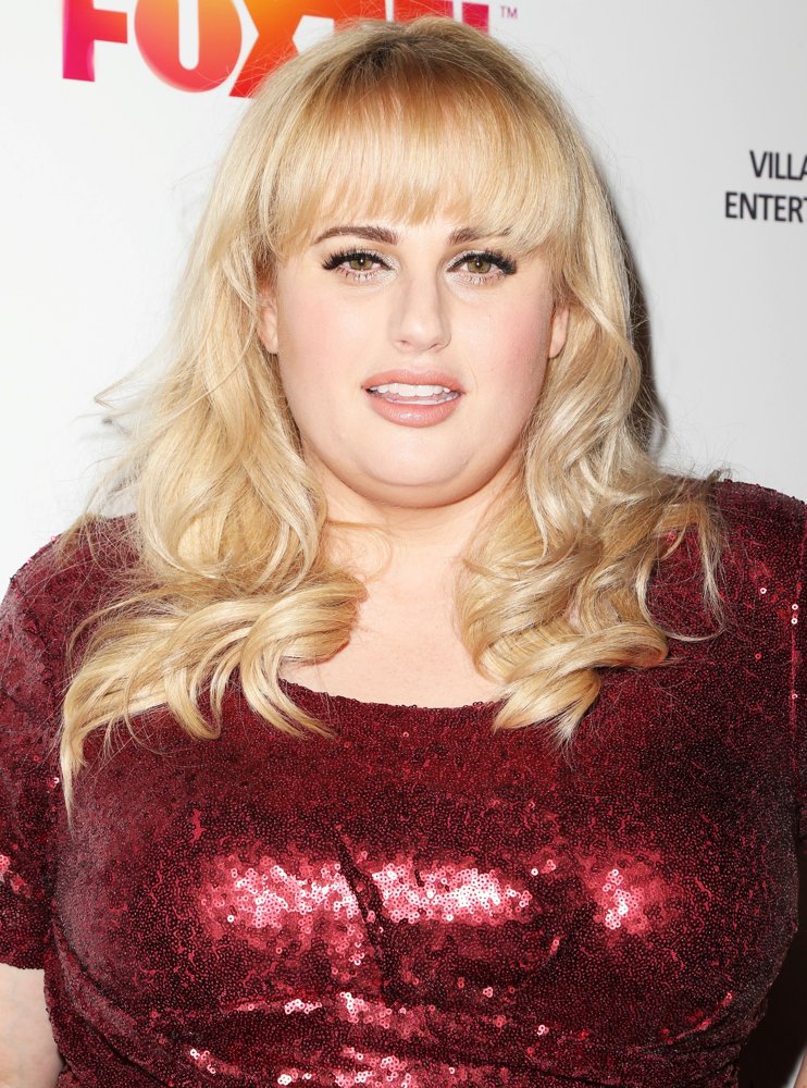 Rebel Wilson Filme : Rebel Wilson arrivant à la cérémonie de remise de prix du ... - Damit scheint rebel wilson kein probleme zu haben.
