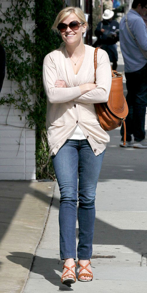 Reese Witherspoon;<br>Reese Witherspoon Shopping with A Friend After Going Out to Lunch