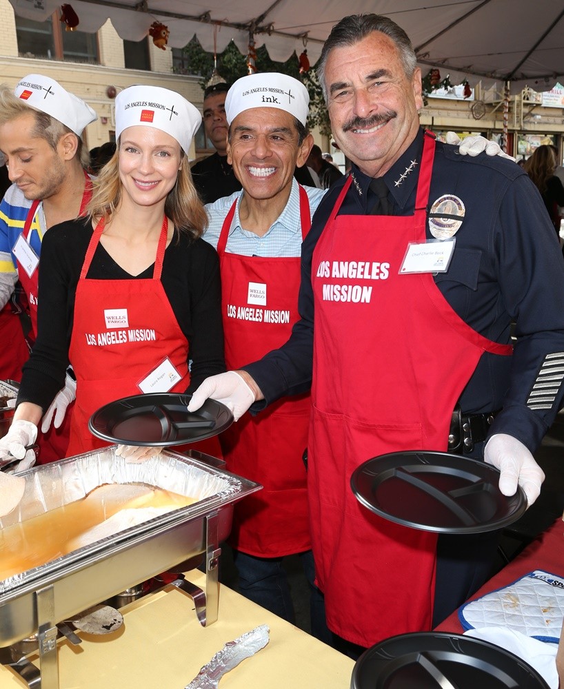 Laura Regan, Antonio Villaraigosa, Charlie Beck<br>2015 Los Angeles Mission Thanksgiving Meal for The Homeless