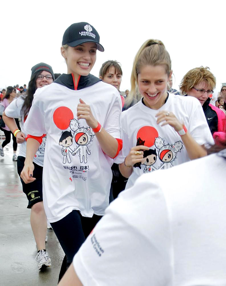 Dianna Agron;Teresa Palmer;<br>Celebrities Participate in 'Relief Run' Along Santa Monica Beach