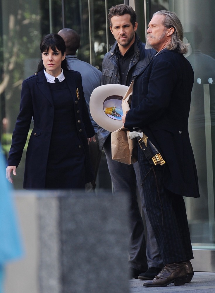 Mary-Louise Parker;Ryan Reynolds;Jeff Bridges;<br>Filming Scenes for The Movie R.I.P.D.